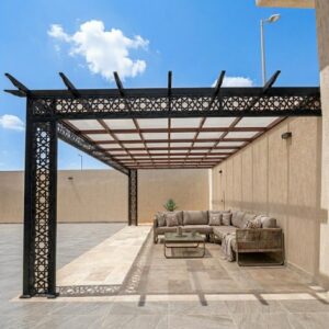 برجولات حديد مغطاة بالكامل – حماية كاملة للمساحات الخارجية