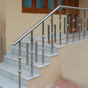 درابزين درج ستانلس ستيل خارجي في الرياض | تصميم عصري وتشطيب فاخر للمشاريع