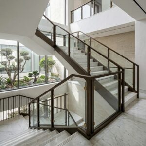 درابزين حديد مع زجاج سيكوريت – تصميم عصري للمشاريع الحديثة