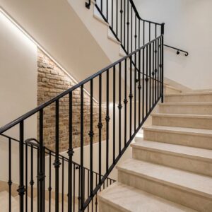 درابزين حديد للسلالم الداخلية والخارجية – أمان ومتانة للمشاريع