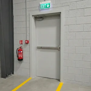 باب طوارئ حديد مقاوم للحريق مع ذراع دفع ولوحة خروج (Emergency Exit Door)